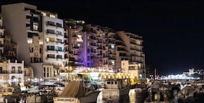 Marina - Luxury Little Gem in Mercury Tower w/Rooftop Pool by ArcoCollection (St. Julian`s)