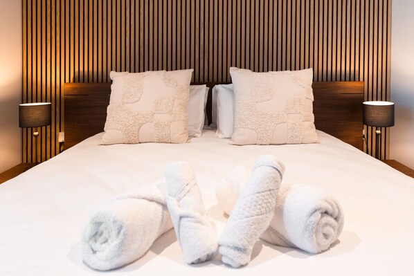 Iron/ironing board, free WiFi, bed sheets