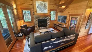 Una Smart TV, una chimenea