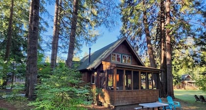 Charming Waterfront Cabin in McKenzie Bridge with WiFi, AC
