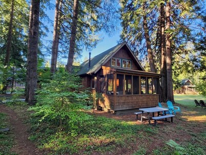 Charming Waterfront Cabin in McKenzie Bridge with WiFi, AC