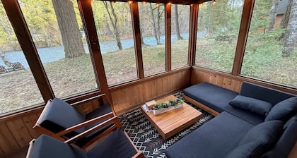 Charming Waterfront Cabin in McKenzie Bridge with WiFi, AC