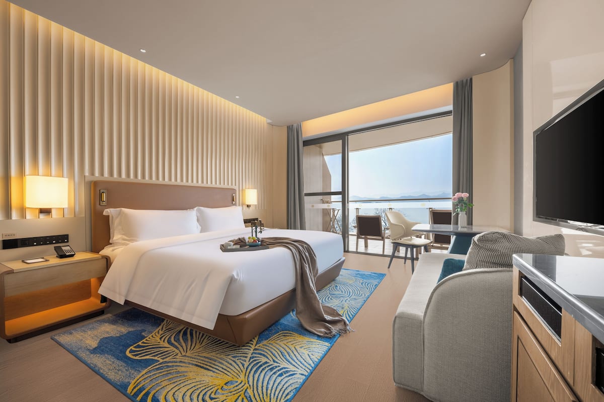 Deluxe Single Room, 1 King Bed, Lake View | In-room safe, desk, blackout drapes, iron/ironing board