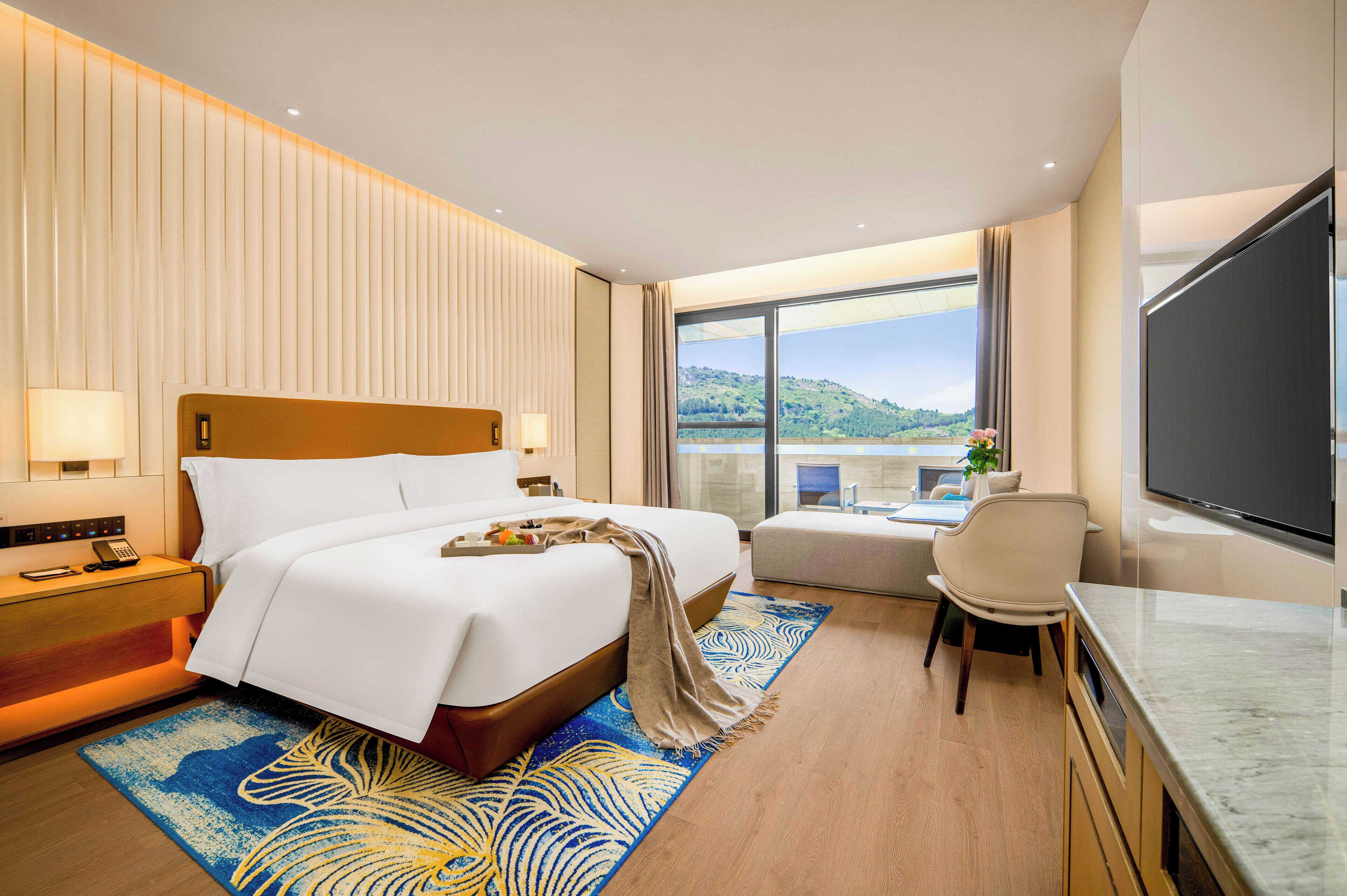 Quarto solteiro luxo, 1 cama King, sacada | Cofres nos quartos, escrivaninha, cortinas blackout