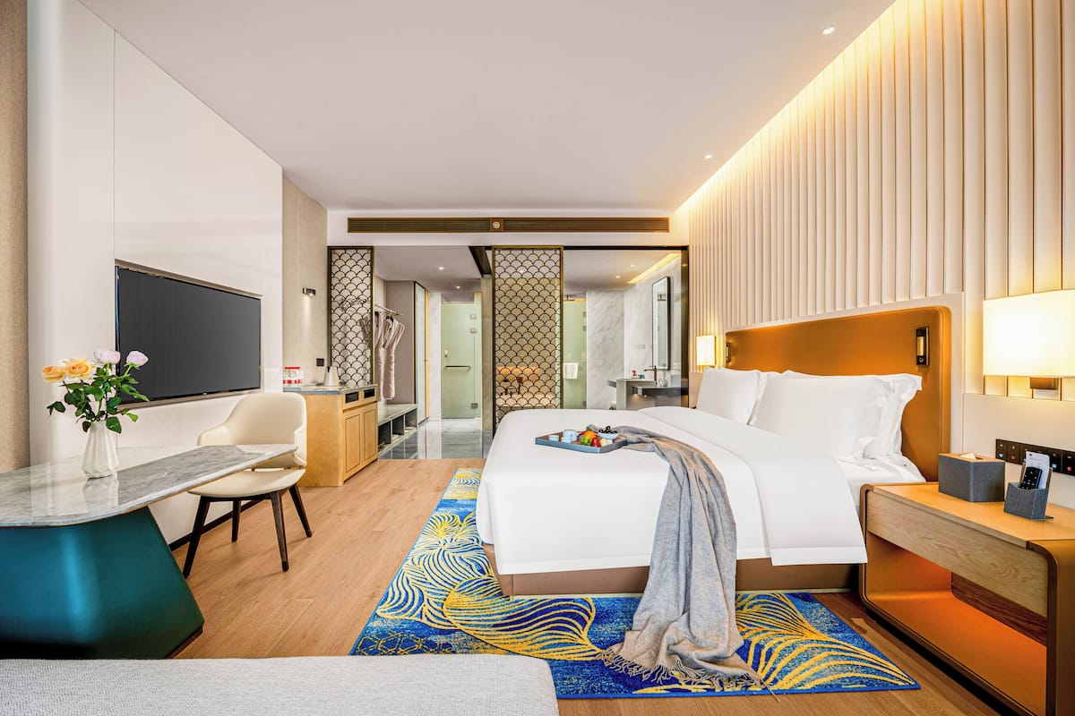 Deluxe Single Room, 1 King Bed, Balcony | In-room safe, desk, blackout drapes, iron/ironing board