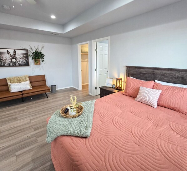 3 quartos, escrivaninha, ferros/tábuas de passar roupa, berço de viagem