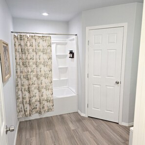 Secador de cabelo, toalhas de banho