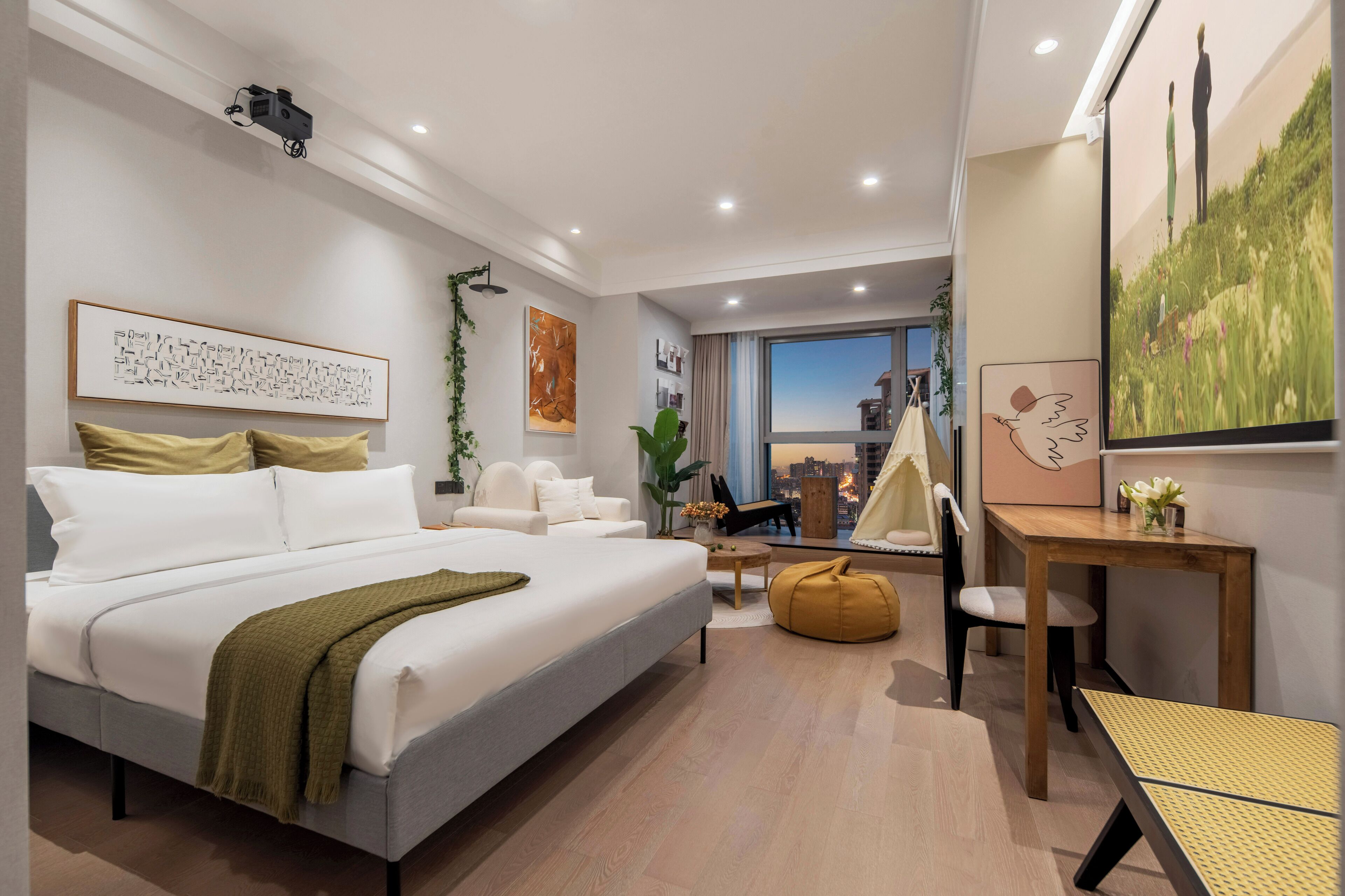 Elite Double Room, City View | Desk, blackout curtains, soundproofing, iron/ironing board