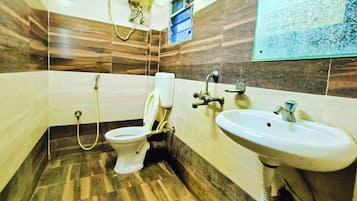 Economy-Doppelzimmer | Badezimmer | Dusche, Handtücher, Seife