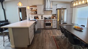 Refrigerador, microondas, horno y parrilla de estufa