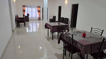 Room, 1 Bedroom, Accessible, Smoking | Dining room