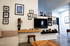 Smart TV, computer monitors, printers - Bright open plan designer home in Annandale - close to Sydney CBD and much more. (Annandale)