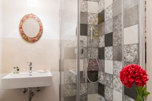 Douche, sèche-cheveux, bidet