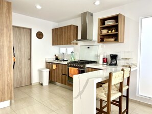 Een koelkast, een magnetron, een oven, een kookplaat