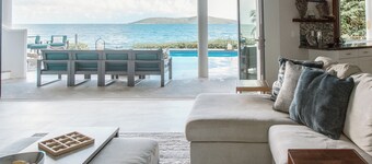 Luxurious 5-bedroom villa Ocean Front, BEACH ACCESS