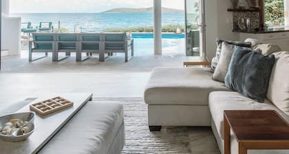 Luxurious 5-bedroom villa Ocean Front, BEACH ACCESS