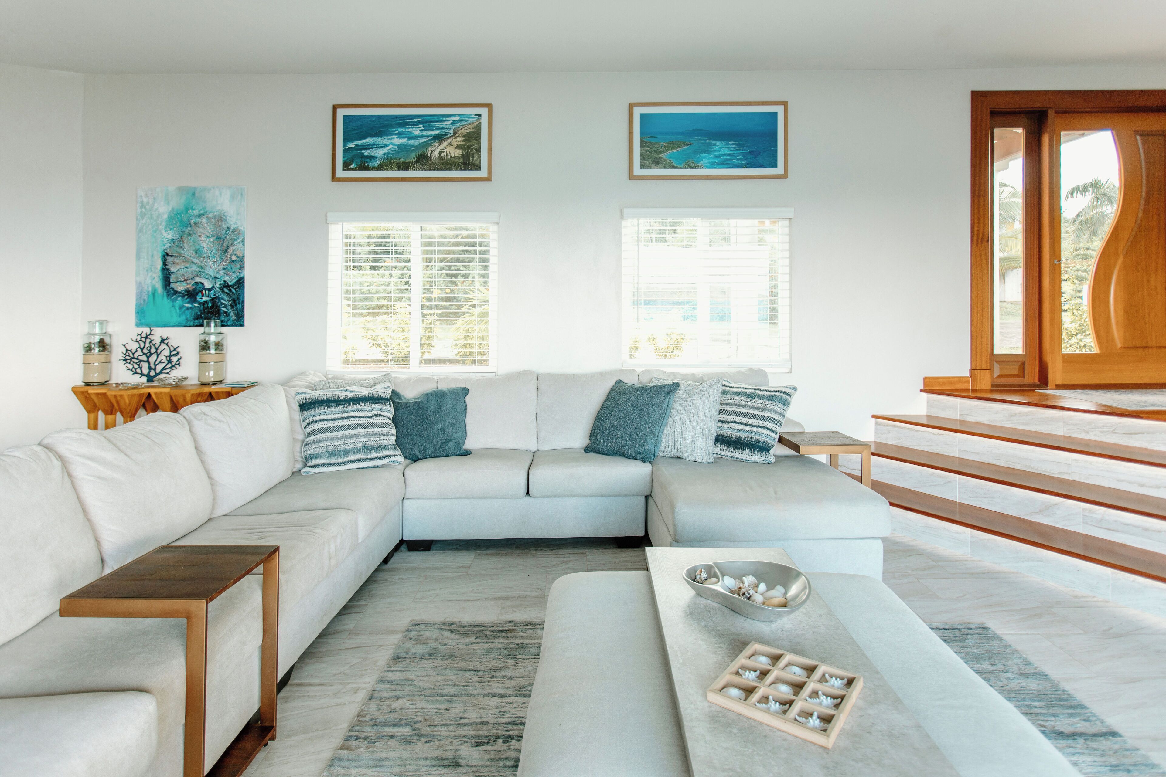 Een televisie en een open haard