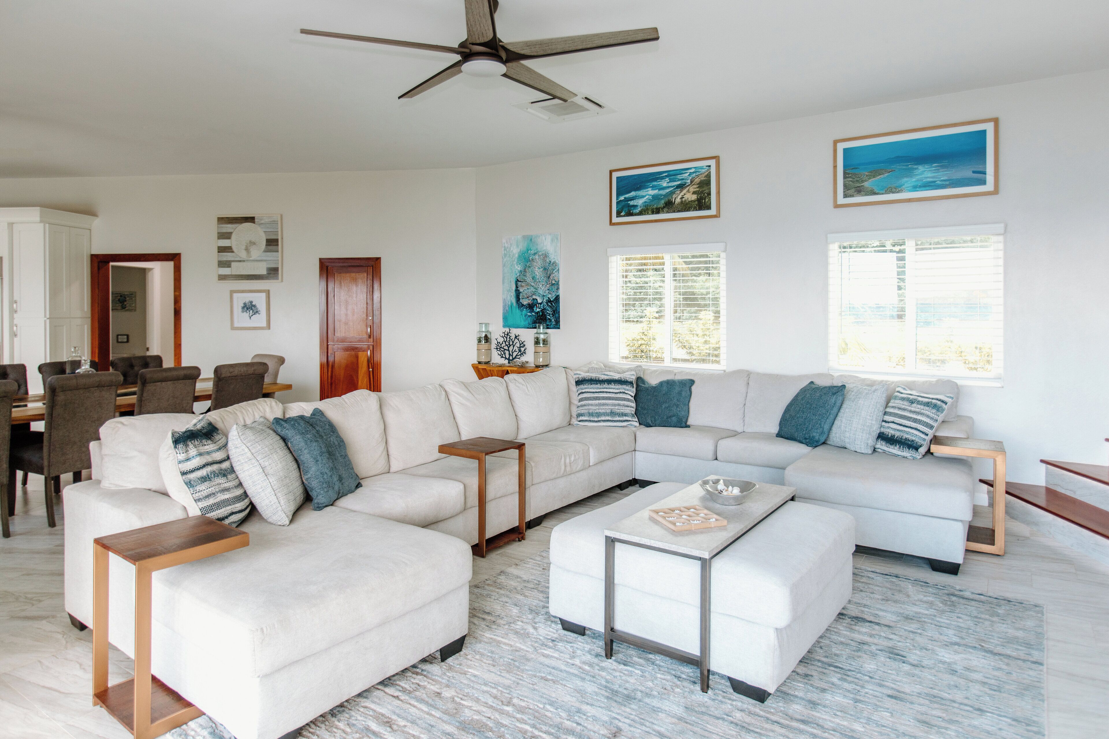 Een televisie en een open haard