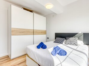 4 bedrooms, desk, Internet