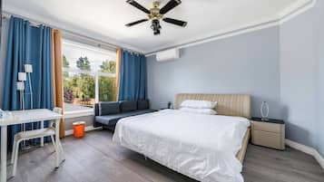 Desk, laptop workspace, free WiFi