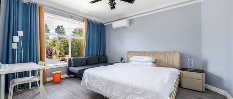 Chambre Confort double, vue sur la ville | Bureau, espace de travail pour ordinateurs portables