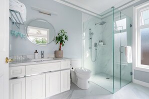 Comfort tweepersoonskamer, uitzicht op de stad | Badkamer | Een douche, een regendouche, gratis toiletartikelen, een haardroger