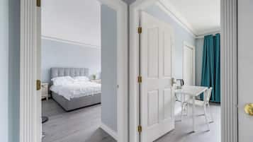 Habitación familiar con 2 camas individuales | Escritorio, espacio para trabajar con laptop y wifi gratis