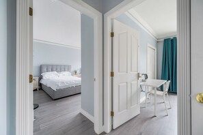 Suite – elite | Skrivebord, skrivebord for bærbar PC og wi-fi (inkludert)