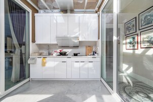 Habitación Confort doble, vistas a la ciudad | Cocina privada | Frigorífico, microondas, placa de cocina y cafetera o tetera