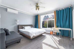 Comfort tweepersoonskamer, uitzicht op de stad | Een bureau, een laptopwerkplek, gratis wifi