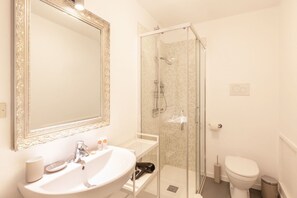 Suihku, hiustenkuivaaja, bidee, pyyhkeet