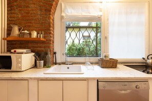 Réfrigérateur, un four, surface de cuisson, lave-vaisselle