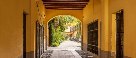 المنطقة المحيطة بالمنشأة