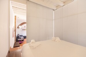 1 dormitorio, tabla de planchar con plancha, wifi y ropa de cama