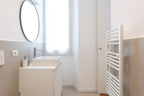 Een douche, een haardroger, een bidet, handdoeken