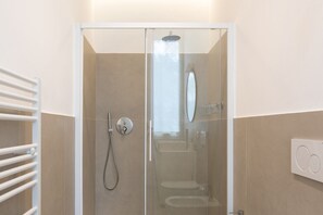 Dusj, hårføner, bidé og håndklær