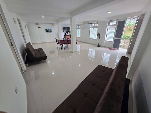 Habitación, 1 habitación, con acceso para personas discapacitadas, para fumadores | Sala de estar