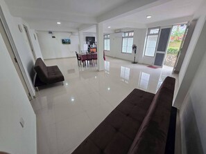 Habitación, 1 habitación, con acceso para personas discapacitadas, para fumadores | Sala de estar