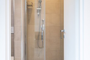Doccia, asciugacapelli, bidet, asciugamani