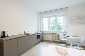 Mikrowelle, Geschirrspüler, Wasserkocher mit Kaffee-/Teezubehör