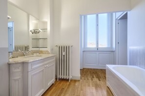 Douche, séchoir à cheveux, bidet, serviettes fournies