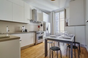 Refrigerador, horno, placa de cocina, lavavajillas