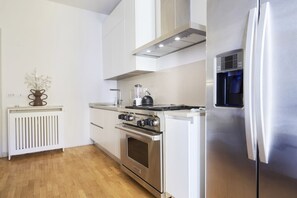 Jääkaappi, uuni, liesi, astianpesukone