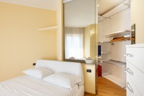 2 bedrooms, iron/ironing board, WiFi, bed sheets - Ampio Trilocale in zona Solari - Mirable PM (Milano)