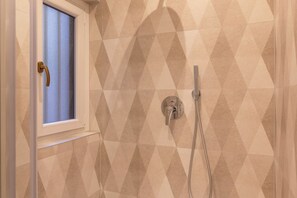 Dusche, Haartrockner, Bidet, Handtücher