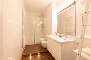 Dusj, hårføner, bidé og håndklær