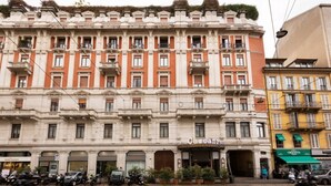 Un edificio histórico con varios balcones y una entrada a nivel de calle.
