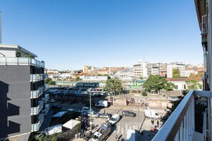 A view of a parking lot with multiple cars and a few buildings in the background. - Modern one bedroom Navigli - Mirable PM (Milano)