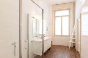 Dusche, Haartrockner, Bidet, Handtücher