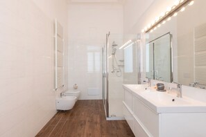 Bruser, hårtørrer, bidet, håndklæder